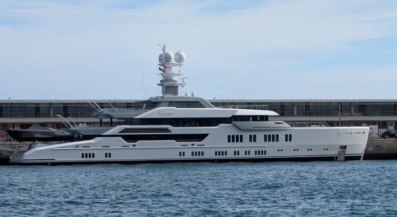 Imagem de Dois cruzeiros e mega-iate no Funchal