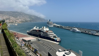Imagem de Dois cruzeiros e dois mega-iates no Funchal