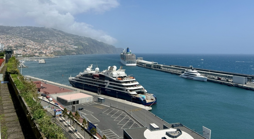 Imagem de Dois cruzeiros e dois mega-iates no Funchal
