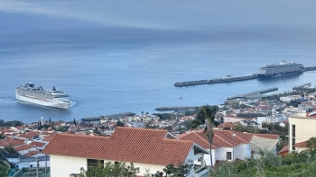 Imagem de Porto do Funchal a receber três navios de cruzeiro
