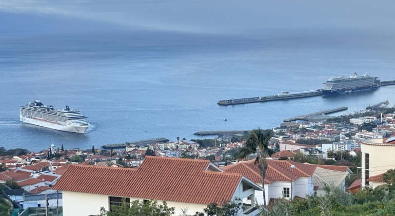 Imagem de Porto do Funchal a receber três navios de cruzeiro