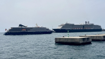 Imagem de Dois cruzeiros e um mega-iate no Porto do Funchal
