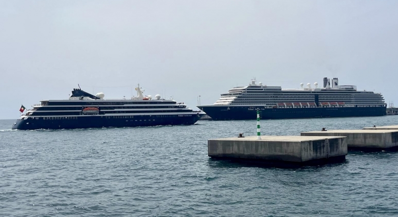 Imagem de Dois cruzeiros e um mega-iate no Porto do Funchal