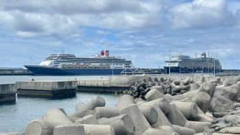 Imagem de Porto do Funchal a receber dois navios de cruzeiro