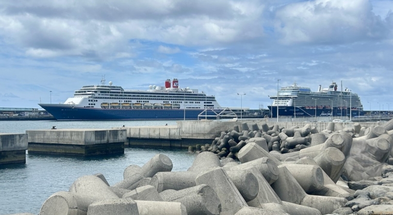 Imagem de Porto do Funchal a receber dois navios de cruzeiro