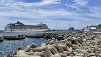 Imagem de Porto do Funchal a receber dois navios de cruzeiro