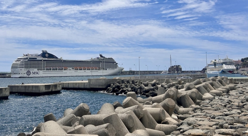 Imagem de Porto do Funchal a receber dois navios de cruzeiro
