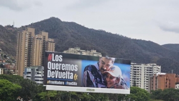 Imagem de Cartazes de Maduro abraçado à mulher espalhados pela Venezuela (áudio)
