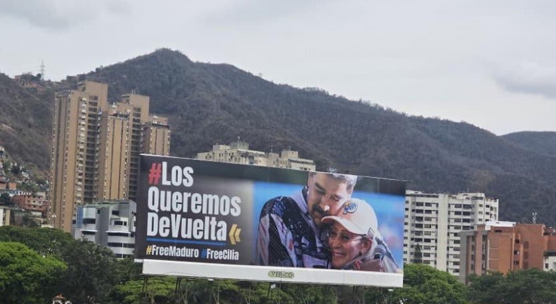 Imagem de Cartazes de Maduro abraçado à mulher espalhados pela Venezuela (áudio)