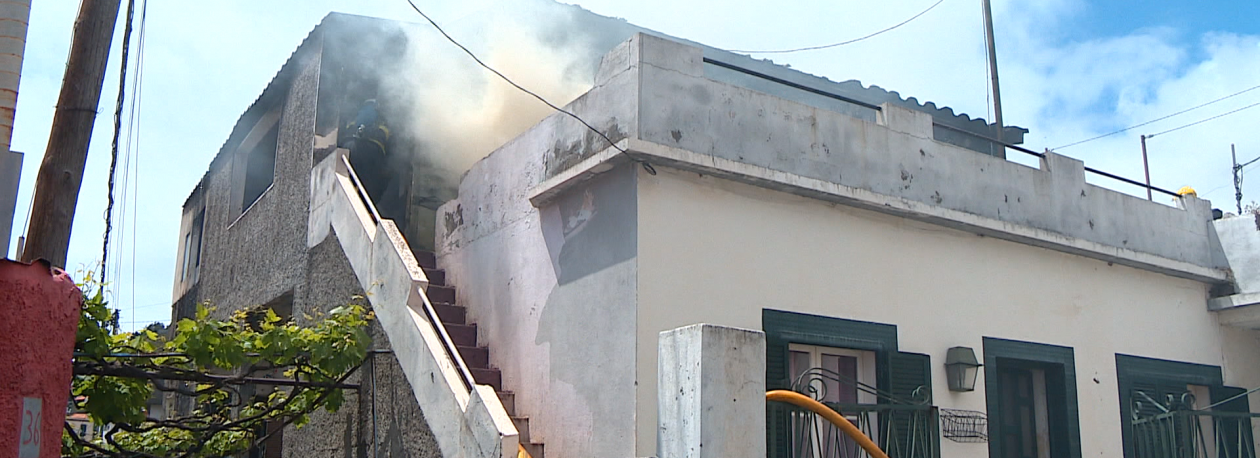 Imagem de Fogo destruiu o piso superior de casa em Santo António (vídeo)