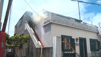 Imagem de Fogo destruiu o piso superior de uma casa em Santo António (vídeo)
