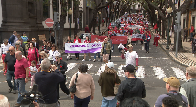 Imagem de Canta-se “o Povo é quem mais ordena” nas ruas do Funchal (vídeo)