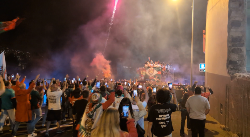 Imagem de Centenas acompanharam o Marítimo a caminho do Funchal (vídeo)