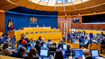 “500 mil euros para ir a Nova Iorque” e não há dinheiro para intervir nas estradas, reclama o PS (áudio)