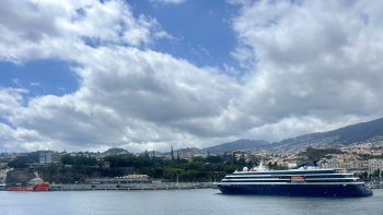 World Voyager passa a noite no Funchal