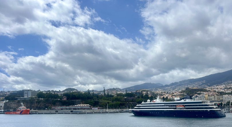 World Voyager passa a noite no Funchal