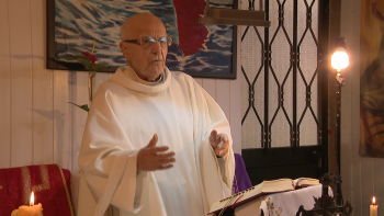 “Aqui há história”: Padre Orlando Morna celebra missa em casa (vídeo)