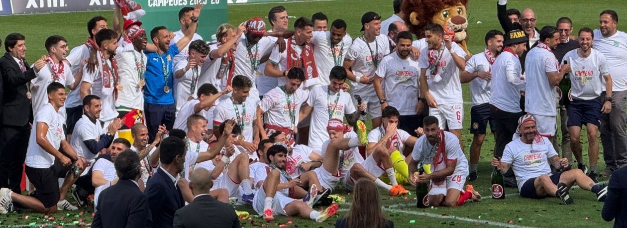 Imagem de Marítimo levanta a taça de campeão num estádio cheio (vídeo)