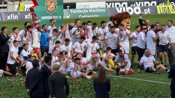 Imagem de Marítimo levanta a taça de campeão num estádio cheio (vídeo)