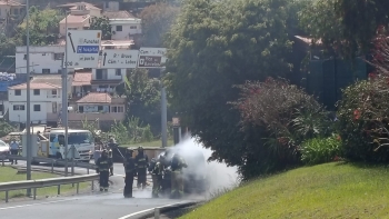 Táxi em chamas na saída da via rápida em Santo António