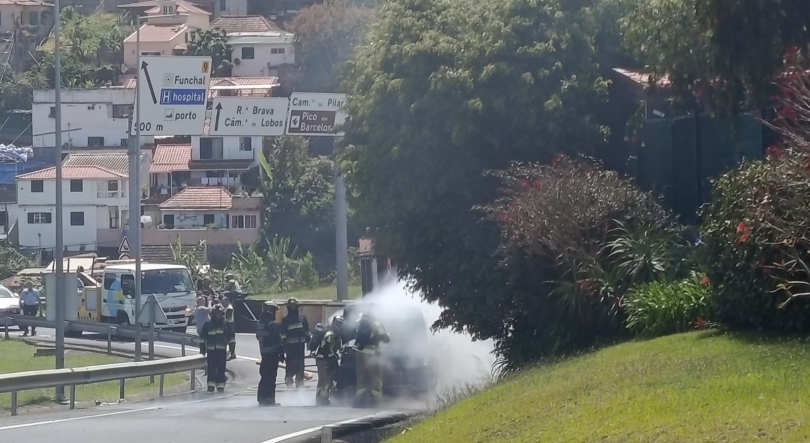 Táxi em chamas na saída da via rápida em Santo António