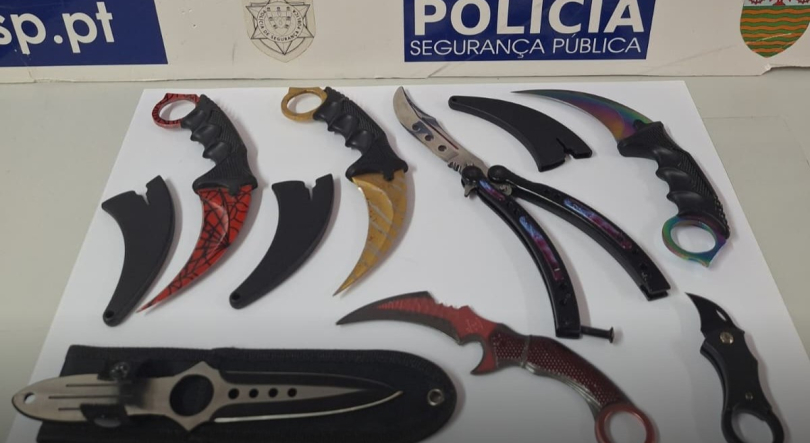 Várias armas brancas apreendidas numa casa em Câmara de Lobos