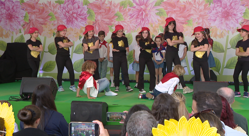 Dança escolar anima Festa da Flor com participação de 15 escolas (vídeo)