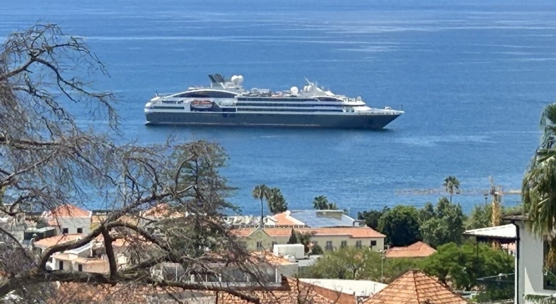 Imagem de L’Austral em escala no Porto do Funchal