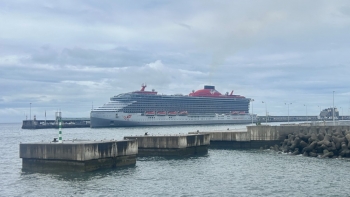 Scarlet Lady traz 2.400 passageiros para passar o dia