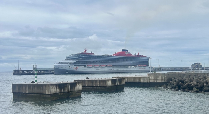Scarlet Lady traz 2.400 passageiros para passar o dia