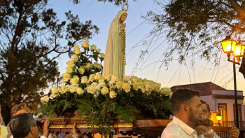 Dezenas de fiéis acompanharam procissão das velas (vídeo)