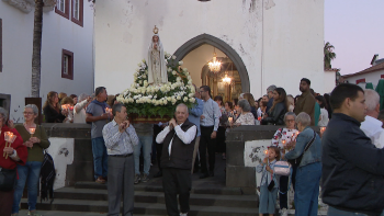 Procissão das velas juntou dezenas de pessoas na zona velha (vídeo)