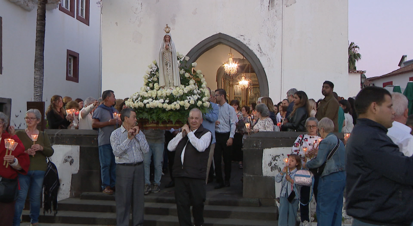 Procissão das velas juntou dezenas de pessoas na zona velha (vídeo)
