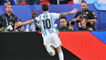 Messi escapa à expulsão e volta a fazer história em fases finais