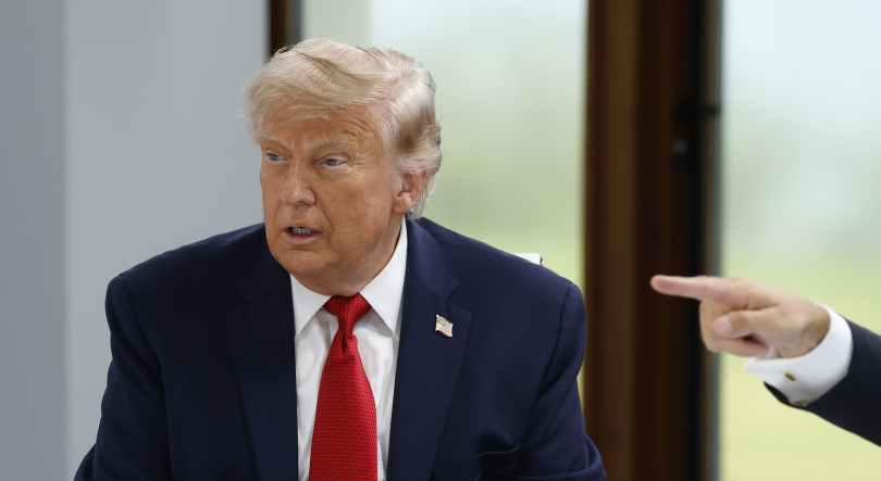Trump ameaça retomar bombardeamentos se Teerão “não se portar bem”