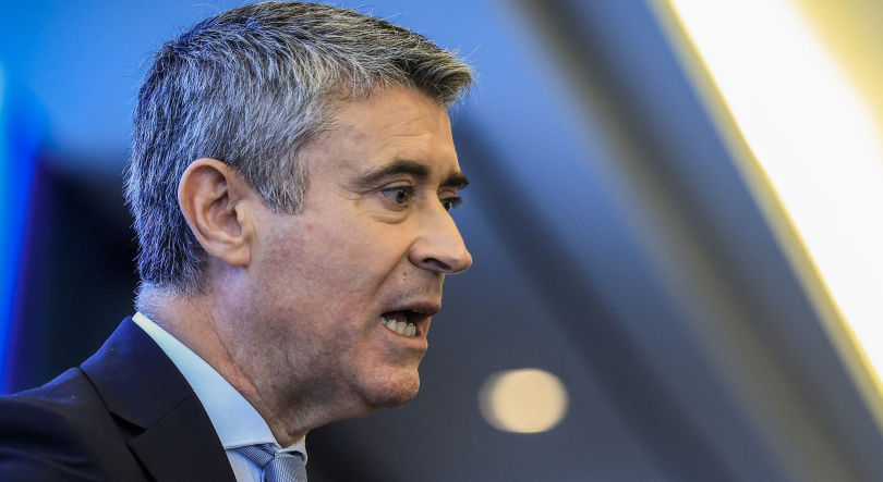 José Luís Carneiro vota contra proposta da reforma laboral
