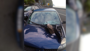 Pedra de grandes dimensões caiu em cima de um carro 