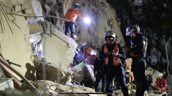 Pelo menos 164 mortos e 971 feridos após sismos