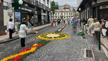 Paróquias voltam a ornamentar as ruas da baixa do Funchal (vídeo)