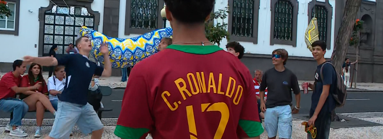 Centenas de adeptos assistiram ao empate de Portugal no Funchal (vídeo)