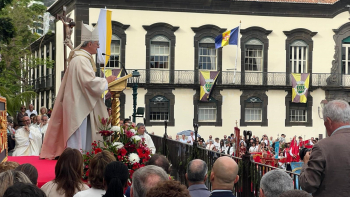 Centenas de fiéis na cerimónia do ‘Corpo de Deus’ (vídeo)