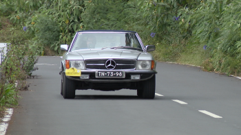 Volta à ilha em automóveis clássico com 40 participantes (vídeo)