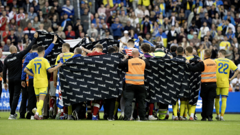 Eriksen cai inanimado e particular entre Dinamarca e Ucrânia é cancelado
