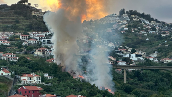Incêndio em Santo António está a ameaçar habitações (vídeo)