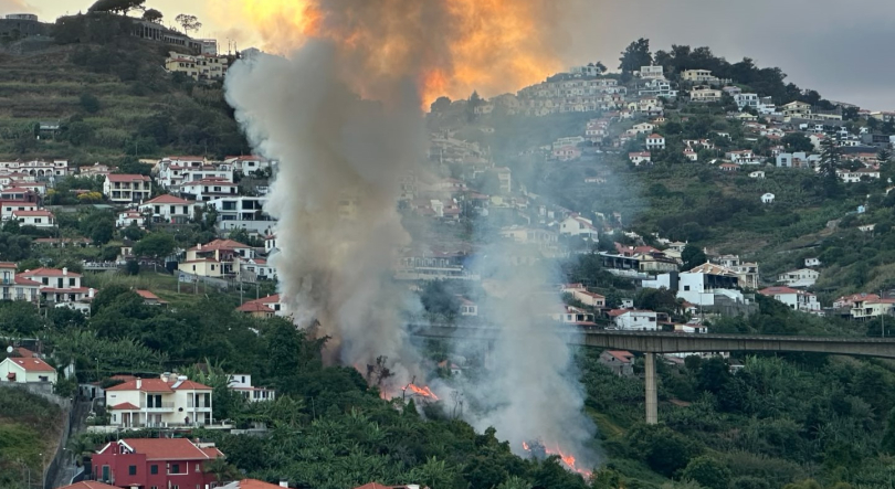 Incêndio em Santo António está a ameaçar habitações (vídeo)