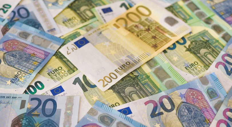 Euro cai pela quarta sessão seguida, mas mantém-se no patamar dos 1,14 dólares