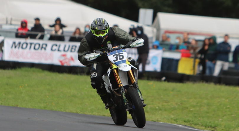 Sérgio Rego, hexacampeão nacional, no GP do Faial de Supermoto