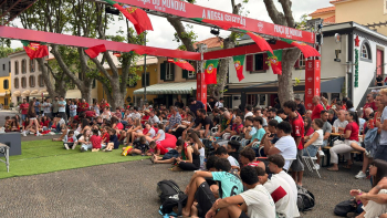 Praça do Mundial com centenas de adeptos em Machico