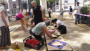 Fiéis de várias paróquias fizeram tapetes de flores no ‘Corpo de Deus’ (áudio)