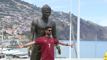 Estátua e Museu de Ronaldo é ponto de passagem para turistas (vídeo)
